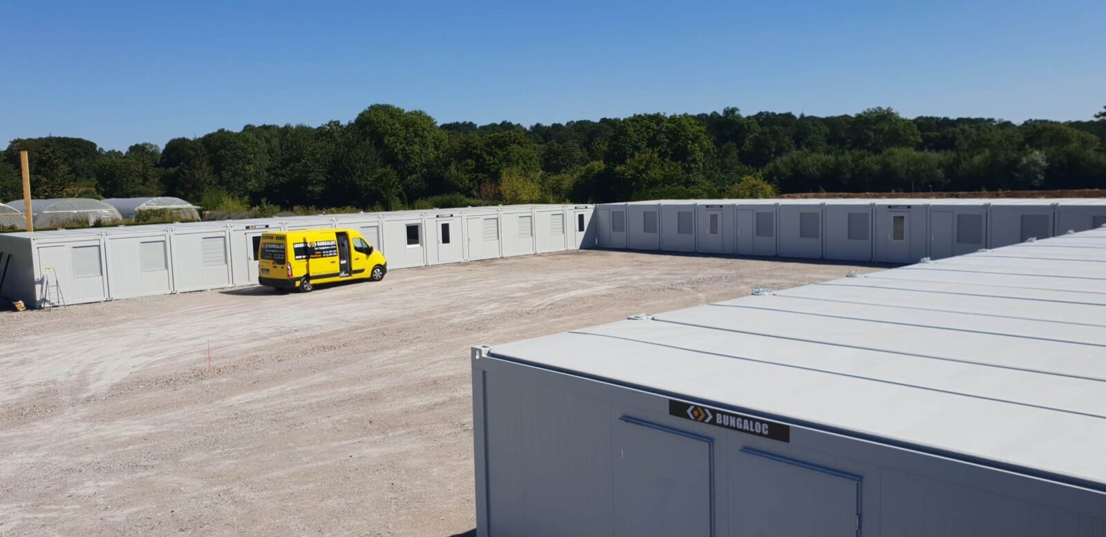 Des Préfabriqué avec un camion jaune