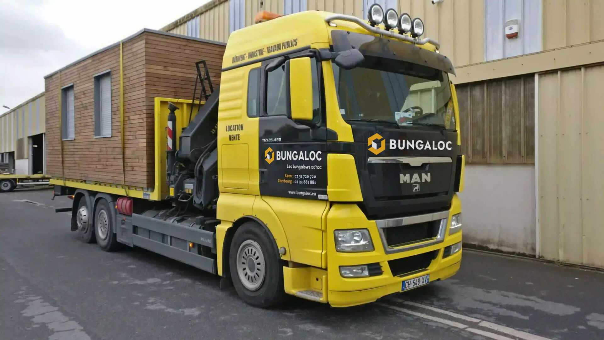 Un camion jaune Bungaloc